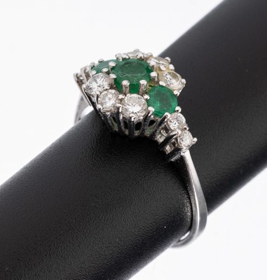 14 kt Gold Smaragd-Brillant-Ring, WG 585/000, 3 rundfacett. Smaragde zus. ca. 0.35 ct, 10 Brillanten zus. ca. 0.50 ct Weiß/si, ca. 2.6 g, RW 55