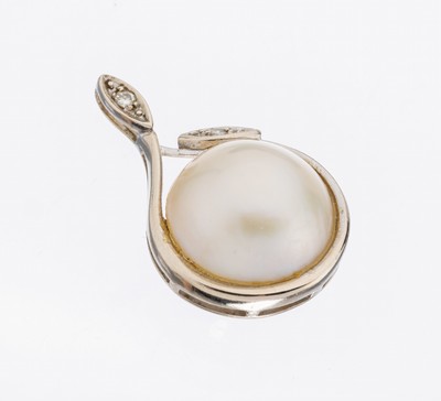 14 kt Gold Perl-Anhänger, WG 585/000, J. Köhle, Pforzheim, Mabeperle D. ca. 12.9 mm, 2 8/8-Diam. zus. ca. 0.02 ct Weiß/si,ca. 5.3 g, L. ca. 2.5 cm