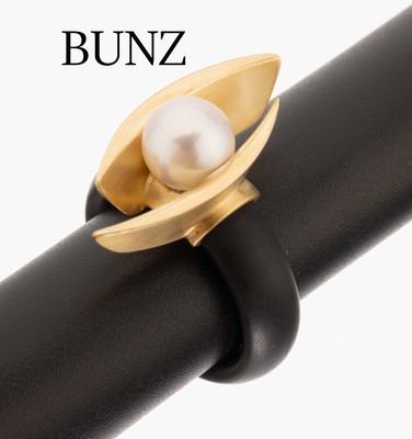 18 kt Gold BUNZ Perl-Ring, GG 750/000, außergewöhnlicher Ringkopf, part. sat., mittigAkoyazuchtperle, D. ca. 7.9 mm, Ringschiene Kautschuk ...