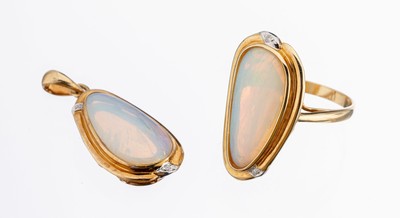 14 kt Gold Opal-Diamant-Schmuckset, GG 585/000, best. aus: 1 Ring, RW 54, ovaler Opal-Cabochon ca. 3.50 ct, 2 8/8-Diamanten zus. ca. 0.01 ct ...