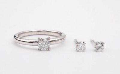 14 kt Gold Brillant-Schmuckset, WG 585/000,best. aus: 1 Ring, RW 56, einzelner Brillant ca. 0.30 ct feines Weiß/p1 und 1 Paar Ohrstecker 2 ...