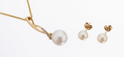 14 kt Gold Perl-Brillant-Schmuckset, GG 585/000, best. aus: 1 Anhänger, bewegl. abgehängte Südseezuchtperle, D. ca. 11.3 mm, 7Brillanten zus. ca. ...