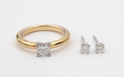 Gold Brillant-Konvolut, best. aus: Ring GG/WG 750/000, RW 54, in WG gefasster Brillantca. 0.47 ct (grav.) Weiß/p1, ca. 5.2 g und 1 Paar Ohrstecker, ...