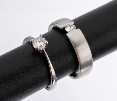 Konvolut 2 Brillant-Ringe, WG 585/000, 1 x Spannringoptik, Ringschiene sat., Brillant ca.0.20 ct (grav.) Weiß/p1, RW 58, und 1 Ring, Brillant ca. ...
