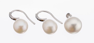 14 kt Gold Perl-Schmuckset, WG 585/000, best. aus: 1 Anhänger Öse 925er Silber, Südseezuchtperle, D. ca. 12.2 mm, und 1 Paar Ohrhänger, ...