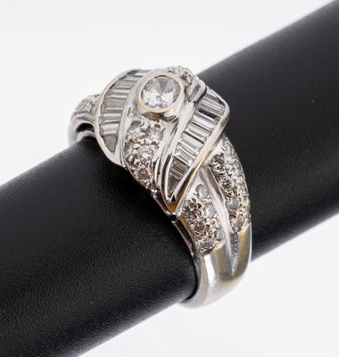 18 kt Gold Diamant-Ring, WG 750/000, bes. mit 39 Brillanten und 20 Diamantbaguettes zus.ca. 1.80 ct Weiß/si, RW 52, ca. 6.4 g