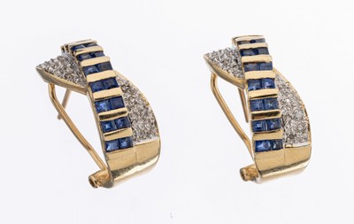Paar 14 kt Gold Saphir-Diamant-Ohrstecker, GG/WG 585/000, überkreuzte Schiene, bes. mit 36 Saphircarrees zus. ca. 0.90 ct, 24 in WG gefasste ...