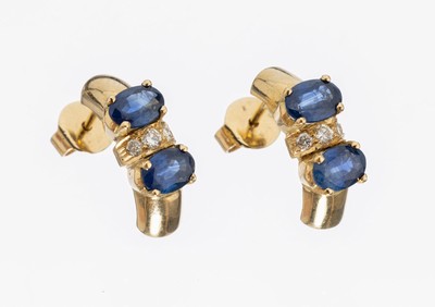 Paar 18 kt Gold Saphir-Brillant-Ohrstecker, GG 750/000, bes. mit 4 ovalfacett. Saphiren zus. ca. 0.90 ct, 6 Brillanten zus. ca. 0.10 ct Weiß/si, ca. ...