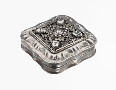 Pillendose, Niederlande um 1900, 835er Silber, geschwungene Grundform, Deckel mit Filigranarbeit und Eicheln, ca. 5 x 5 cm, Meistermarke verschlagen