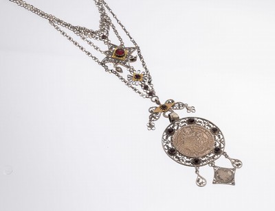 Trachten-Collier, süddeutsch um 1860-80, Silber gepr., aufwendige Arbeit, gr. Abhängungmit Silbermünzen, Taler 1786, Kreuzer 1849, rote ...