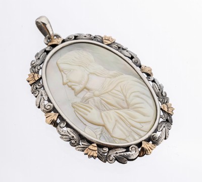 Perlmutt-Anhänger "Jesus", Silber gepr., ovale Perlmutt-Kamee, Darstellung Jesus Christus betend, Rahmung mit Blättern und Muscheln, ...