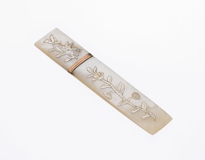 Perlmutt-Nadelbehälter, um 1900, feine Arbeit, aufgelegte florale Ornamente aus Silber, L. ca. 8 cm