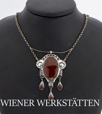 Wiener Werkstätten Karneol-Collier, um 1930, 935er Silber, streng geometrisches Mittelteil, mittig gr. ovaler Karneol, 3 bewegl. Abhängungen mit ...