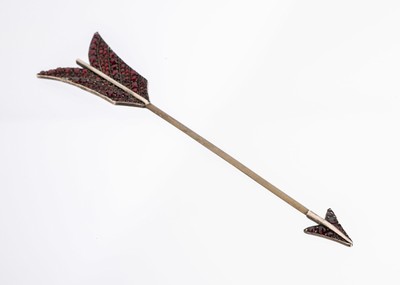 Außergewöhnliche Granat-Hutnadel, um 1900, Metall versilbert, Form eines Pfeils, rundfacett. Granate, L. ca. 15 cm, Spitze abschraubbar