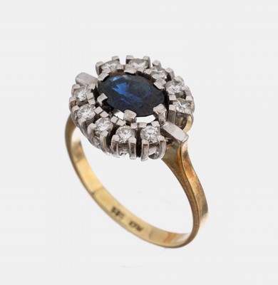 14 kt Gold Saphir-Brillant-Ring, GG/WG 585/000, Ringkopf WG, ovalfacett. Saphir ca. 1.20 ct, umgeben von 10 Brillanten zus. ca. 0.30 ct Weiß/si, RW ...