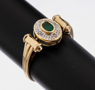 14 kt Gold Rubin-Smaragd-Diamant-Ring, GG 585/000, außergewöhnliche Gestaltung, ovaler Ringkopf drehbar, 1 Seite ovalfacett. Rubin ca. 0.15 ct, 4 ...