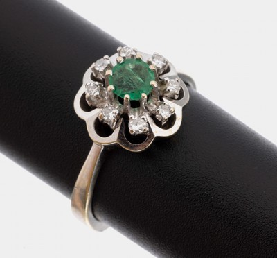 14 kt Gold Smaragd-Diamant-Ring, WG 585/000, Ringkopf in mehreren Ebene, mittig rundfacett. Smaragd ca. 0.25 ct, umgeben von 8 8/8-Diamanten zus. ...