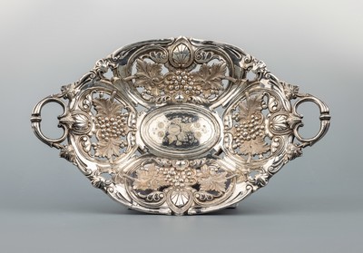 Anbietschale, um 1850-60, 13-Lot Silber, deutsch, durchbrochen gearbeitet, Weinlaubdekor mit Rocaillen, part. fein punziert und grav., ca. 36.5 x 23 ...