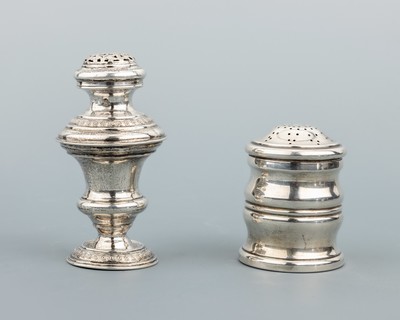 Konvolut 2 Gewürzstreuer, 1 x 13-Lot Silber, Österreich, wohl 1840er-50er Jahre, Marken verschlagen, balusterförmig, Zierbänder, H. ca. 12 cm, ...