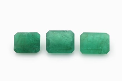 3 lose Smaragde, Emerald-Cut, 1x 4.26 ct, 1x 4.79 ct, 1x 3.93 ct