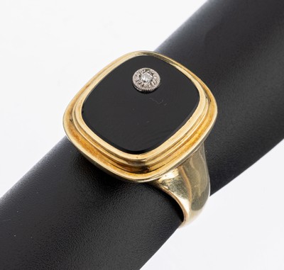 14 kt Gold Onyx-Herrenring, GG 585/000, Meistermarke E+C, Onyxplatte mit kl. 8/8- Diamant, in WG gefasst, ca. 6.9 g, RW 59