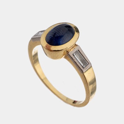 18 kt Gold Saphir-Diamant-Ring, GG/WG 750/000, 1 Saphir-Cabochon, 2 in WG gefasste Diamant-Triangel in den Ringschultern zus. ca.0.25 ct Weiß/si, ...