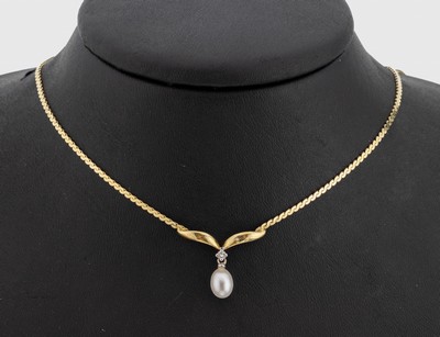 14 kt Gold Zuchtperl-Brillant-Collier, GG 585/000, abhängend eine tropfenförm. Zuchtperle 1 in WG gefasster Brillant ca. 0.03ct Weiß/si, ca. 5.5 ...