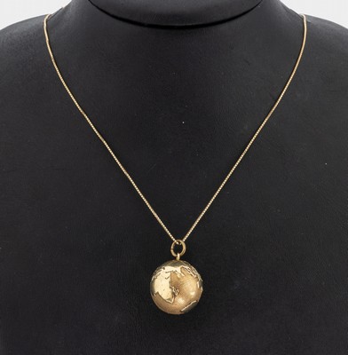 14 kt Gold Weltkugel-Anhänger, GG 585/000, gefüllt, Öse Metall, an 14 kt Gold Kette, GG 585/000, L. ca. 40 cm, Federringschließe, ca. 11.4 g
