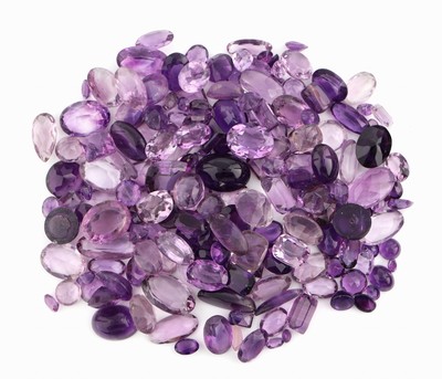 Lot lose Amethyste, zus. ca. 692 ct, versch. Größen, Farben, Qualitäten und Schliffformen