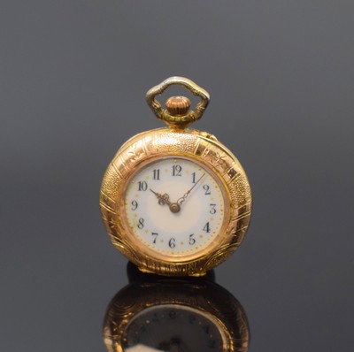 Offene Zylinder-Damentaschenuhr in 14k Gold,Schweiz um 1900, reich grav. 3-farb. Goldgeh. dell., Metallcuvette, 2-farb. Emailzifferbl. m. arab. ...