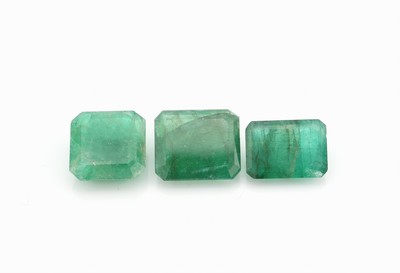 3 lose Smaragde, im Emerald-Cut, 1x ca. 3.7 ct, 1x 4.96 ct, 1x 4.70 ct