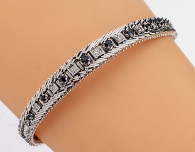 18 kt Gold Brillant-Saphir-Armband, 1970er Jahre, WG 750/000, 9 Brillanten zus. ca. 0.275 ct (grav.) Weiß/p, 8 rundfacett. Saphire zus. ca. 0.35 ...
