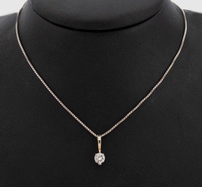14 kt Gold Brillant-Anhänger, WG 585/000, schlicht, einzelner Brillant ca. 0.50 ct Weiß/si, an Kette, WG 585/000, L. ca. 43 cm, ...