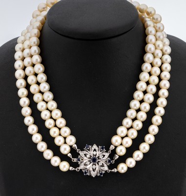 Zuchtperl-Collier mit 18 kt Gold Saphir- Diamant-Schmuckschließe, WG 750/000, 3 -rhg. Akoyazuchtperlen, D. ca. 8 mm, Kastenschloss mit ...