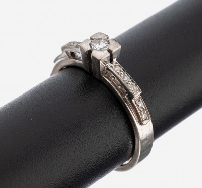 14 kt Gold Diamant-Ring, WG 585/000, mittigerhaben gefasster Brillant ca. 0.10 ct Weiß/si, Ringschultern mit 10 8/8-Diamanten zus. ca. 0.15 ct ...