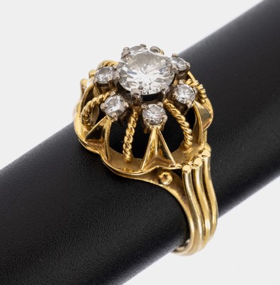 18 kt Gold Brillant-Ring, GG 750/000, hoch aufgebauter Ringkopf, mittig Brillant ca. 0.75 ct Weiß/vs, umgeben von 6 Brillanten zus. ca. 0.25 ct ...