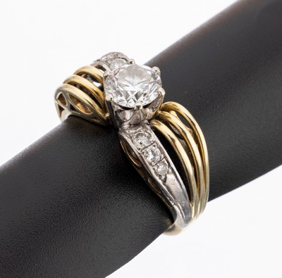 14 kt Gold Diamant-Ring, 1950er-60er Jahre, GG/WG 585/000, mittig erhaben gefasster Brillant ca. 1.05 ct feines Weiß-Weiß/vs, 4 Brillanten und 2 ...