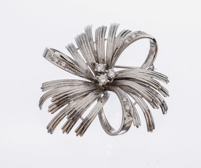 14 kt Gold Brillant-Brosche, WG 585/000, abstrakte Blüte, 9 Brillanten zus. ca. 0.39 ct feines Weiß-Weiß/vs, ca. 3.9 x 3.9 cm, ca. 10.7 g
