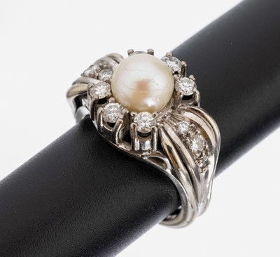14 kt Gold Perl-Brillant-Ring, WG 585/000, mittig Zuchtperle, D. ca. 7.8 mm, 12 Brillanten zus. ca. 0.80 ct Weiß/si-p, RW 55, ca. 9.7 g
