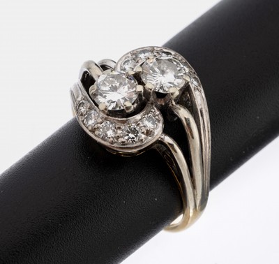 14 kt Gold Brillant-Ring, GG/WG 585/000, geschwungener Ringkopf, mittig 2 Brillanten zus. ca. 1.05 ct Weiß/si, 10 Brillanten zus. ca. 0.22 ct ...