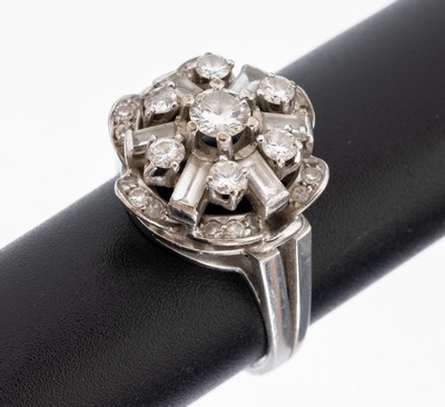 18 kt Gold Diamant-Ring, WG 750/000, runderRingkopf in mehreren Ebenen, 7 Brillanten, 6 Diamantbaguettes und 18 8/8-Diamanten zus. ca.1.25 ct ...