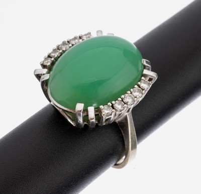 14 kt Gold Chrysopras-Brillant-Ring, WG 585/000, mittig ovaler Chrysopras-Cabochon ca.14.0 ct, 10 Brillanten zus. ca. 0.27 ct Weiß/si, RW 56, ca. ...