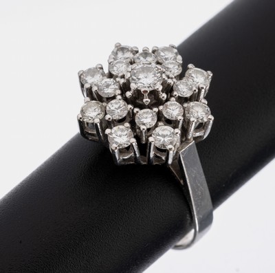 14 kt Gold Brillant-Ring, WG 585/000, Aufbau in mehreren Ebenen, 17 Brillanten zus. ca. 1.33 ct (grav.) Weiß/si, RW 58, ca. 5.1 g