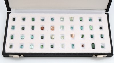 Konvolut 41 lose Turmaline, zus. ca. 69.89 versch. Farben, Größen und Schliffformen, schöne Sammlung, in Sammleretui