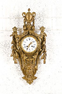 Kartelluhr, Frankreich um 1870/80, reich verziertes Messinggehäuse im Empire-Stil, üppiger Lorbeerfeston, Bekrönung Henkelvase, unten große ...