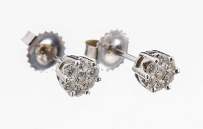 Paar 18 kt Gold Brillant-Ohrstecker, WG 750/000, blütenförmig, 14 Brillanten zus. ca. 0.40 ct Weiß/si, ca. 1.9 g, D. ca. 5.8 mm