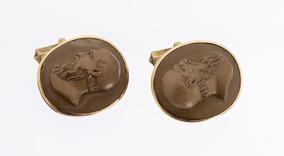 Paar 14 kt Gold Lavakamee-Manschettenknöpfe, deutsch um 1850/60, GG 585/000, Kamee Darstellung eines Mannes, (1 x Nase min. besch.), im glatten ...
