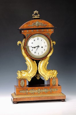 Tischuhr Empire, süddt./Habsburger Monarchie um 1820/30, elegantes Holzgehäuse mit Applikationen, Uhr getragen von Fabelfischen, kleine Leisten ...
