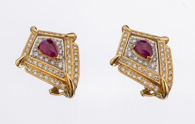Paar 18 kt Gold Brillant-Rubin-Ohrstecker, GG/WG 750/000, geometrisch, 104 Brillanten zus. ca. 1.14 ct feines Weiß/vvs, 2 tropfenf. Rubin-Cabochons ...