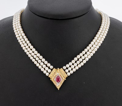 Zuchtperl-Collier mit 18 kt Gold Rubin -Brillant-Schließe, GG/WG 750/000, 3-rhg. Akoyazuchtperlen, D. ca. 3.7 mm, geometrischesMittelteil als ...